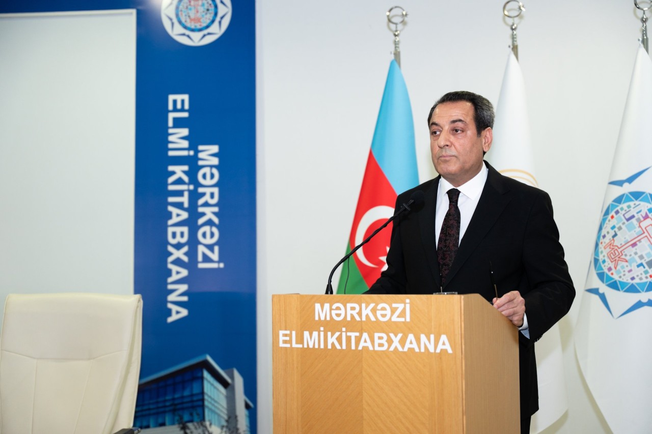 "Mediada Azərbaycan ədəbi dilinin normalarının düzgün tətbiqi” mövzusunda konfrans keçirilib - FOTOLAR