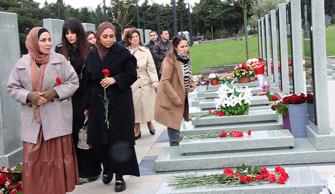 İSİ əməkdaşları Hərbi Memorial Məzarlığı ziyarət etdilər - FOTOLAR