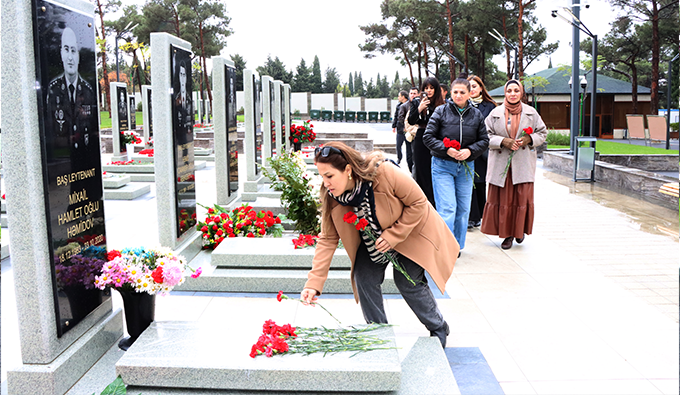 İSİ əməkdaşları Hərbi Memorial Məzarlığı ziyarət etdilər - FOTOLAR