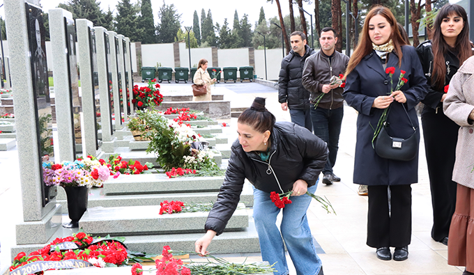 İSİ əməkdaşları Hərbi Memorial Məzarlığı ziyarət etdilər - FOTOLAR