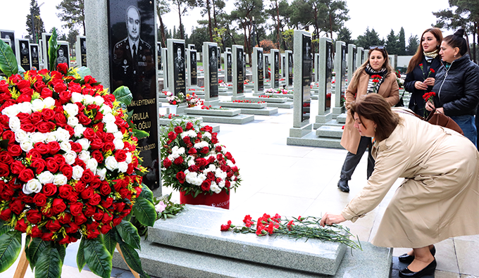 İSİ əməkdaşları Hərbi Memorial Məzarlığı ziyarət etdilər - FOTOLAR