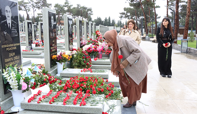 İSİ əməkdaşları Hərbi Memorial Məzarlığı ziyarət etdilər - FOTOLAR