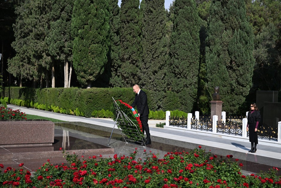 Prezident və xanımı Ulu Öndərin məzarını ziyarət ediblər - FOTOLAR