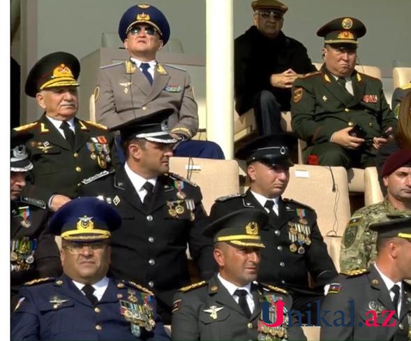 Generallar və məmurlar paradı belə izləyirlər - FOTOLAR