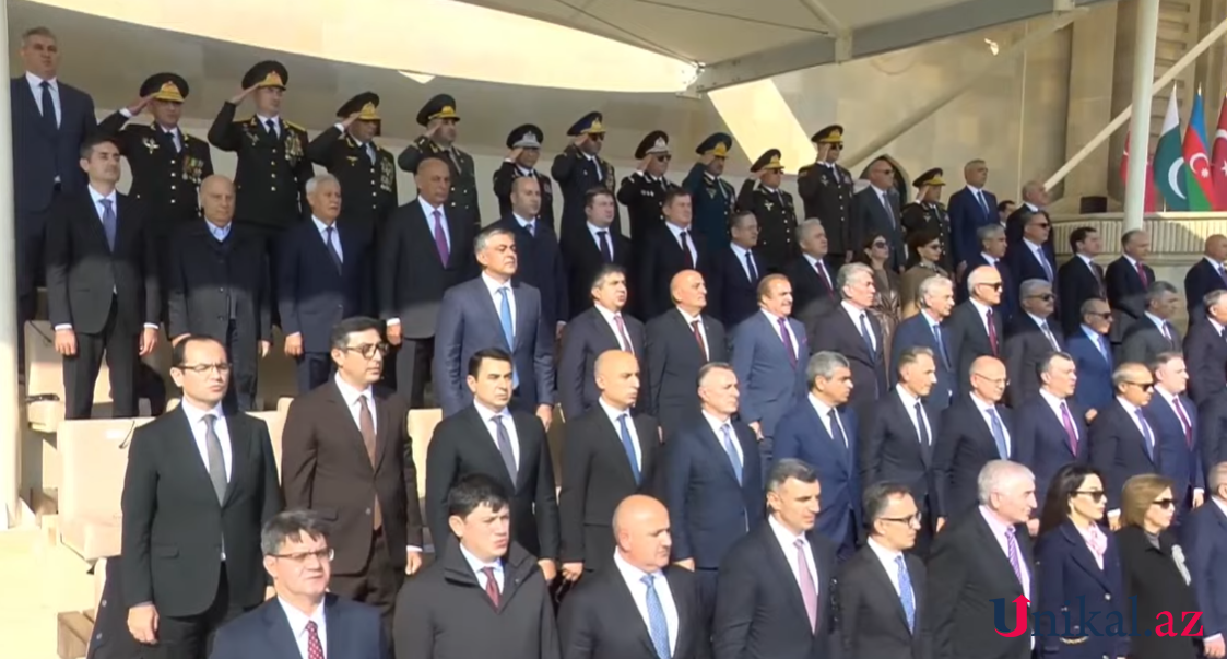 Generallar və məmurlar paradı belə izləyirlər - FOTOLAR