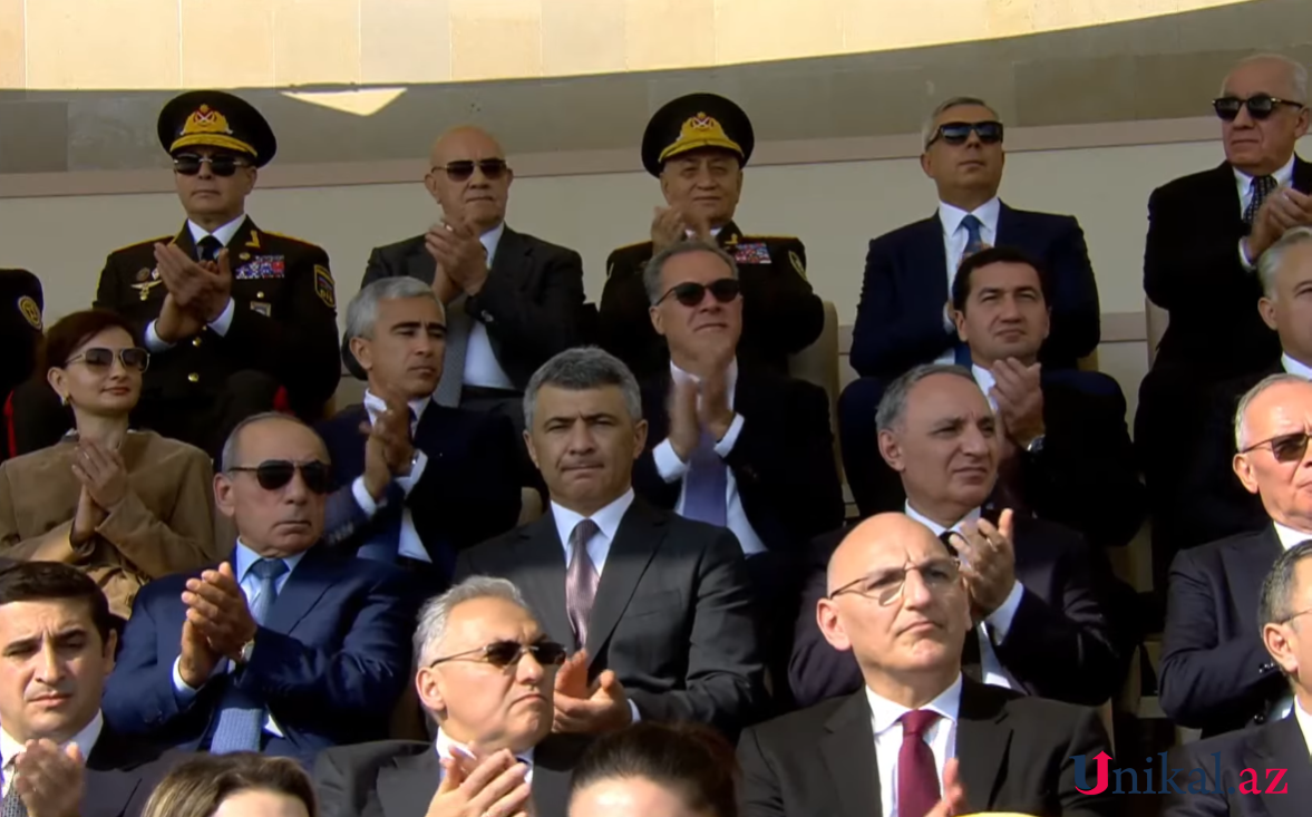 Generallar və məmurlar paradı belə izləyirlər - FOTOLAR