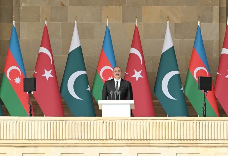 Bakıda hərbi parad başa çatdı - YENİLƏNİB (FOTOLAR)