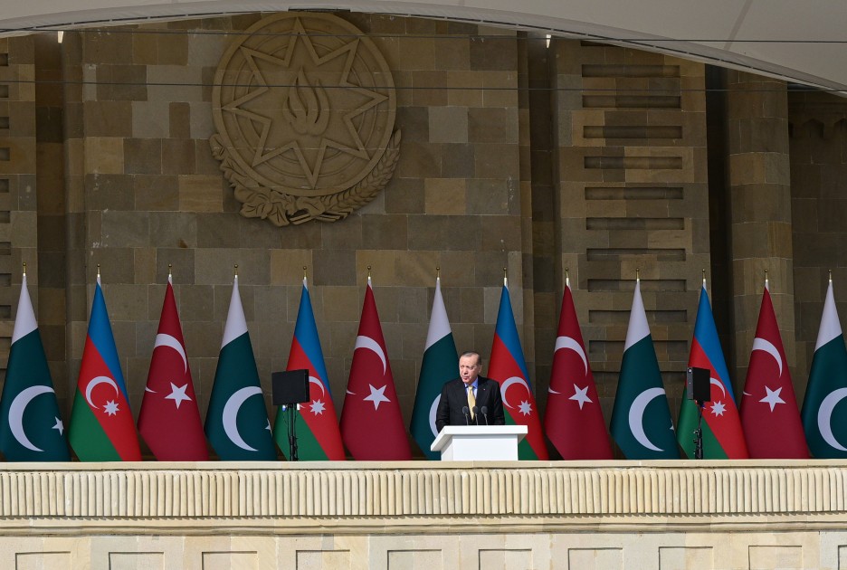 Bakıda hərbi parad başa çatdı - YENİLƏNİB (FOTOLAR)