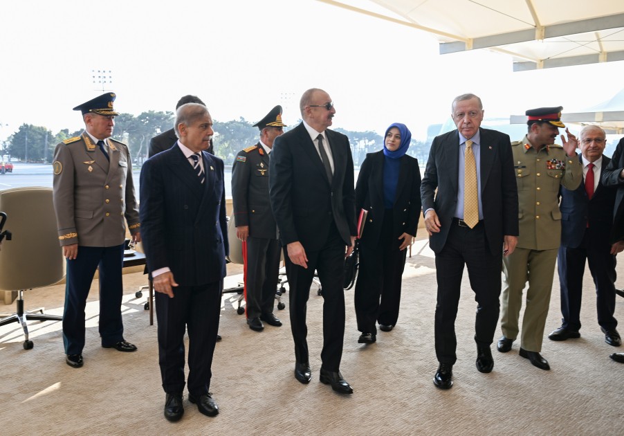 Hərbi paraddan maraqlı FOTOLAR