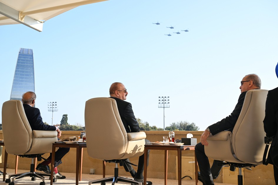 Hərbi paraddan maraqlı FOTOLAR