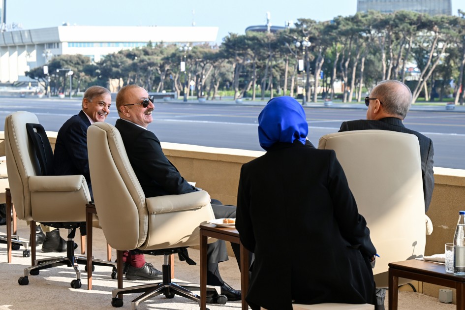 Hərbi paraddan maraqlı FOTOLAR