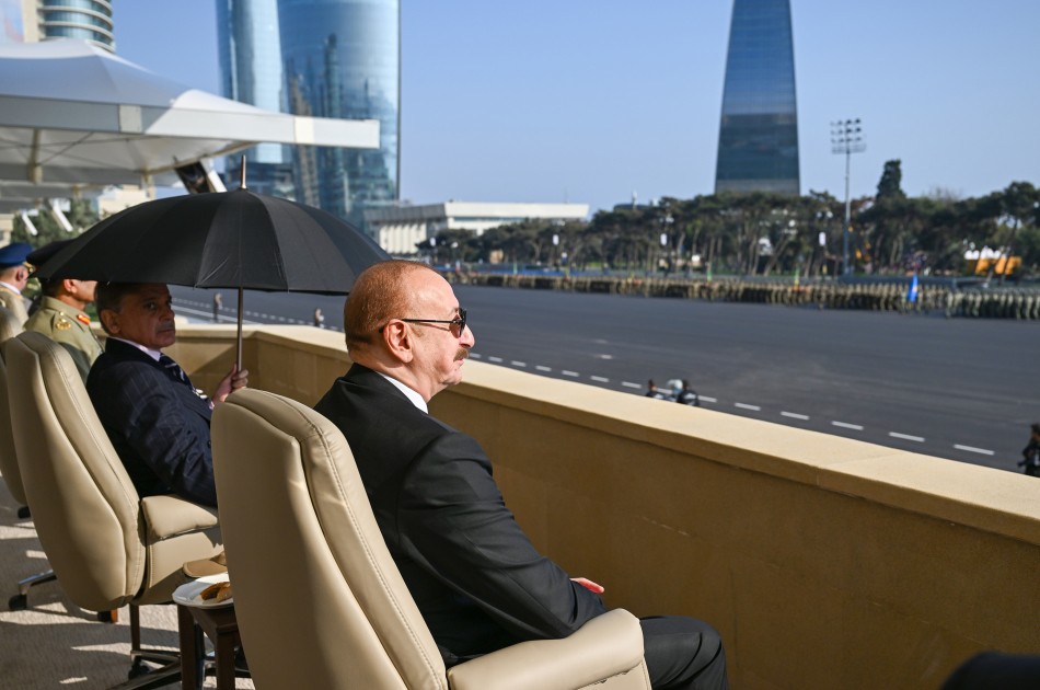 Hərbi paraddan maraqlı FOTOLAR