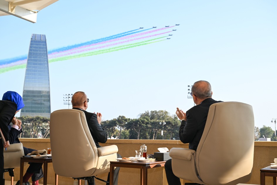 Hərbi paraddan maraqlı FOTOLAR