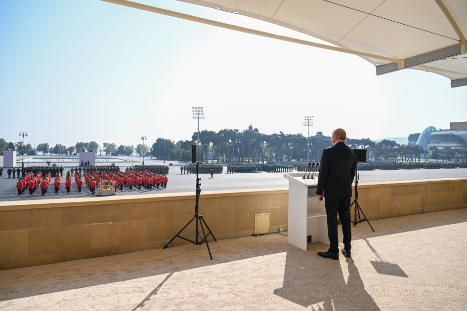 Hərbi paraddan maraqlı FOTOLAR