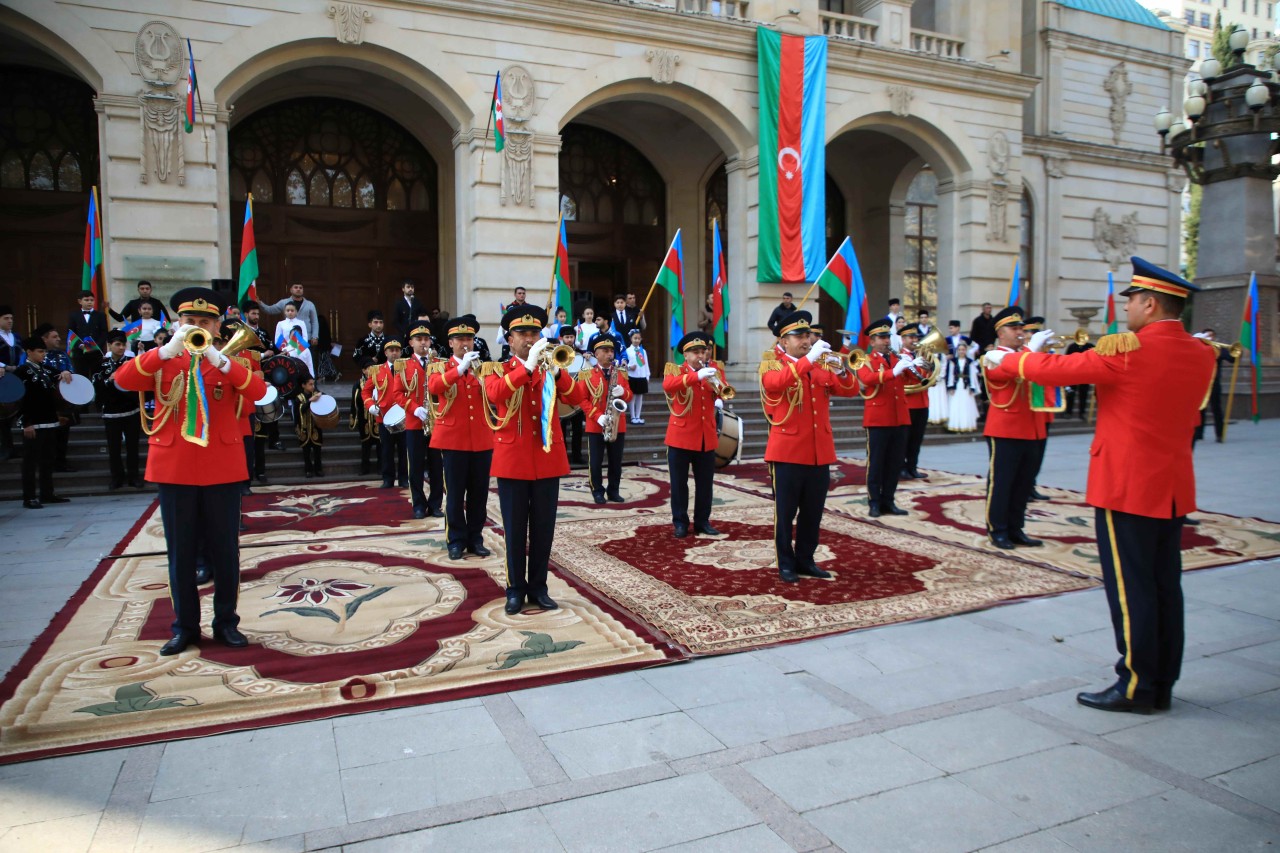 Gəncədə Dövlət Bayrağı Günü qeyd olunub - FOTOLAR