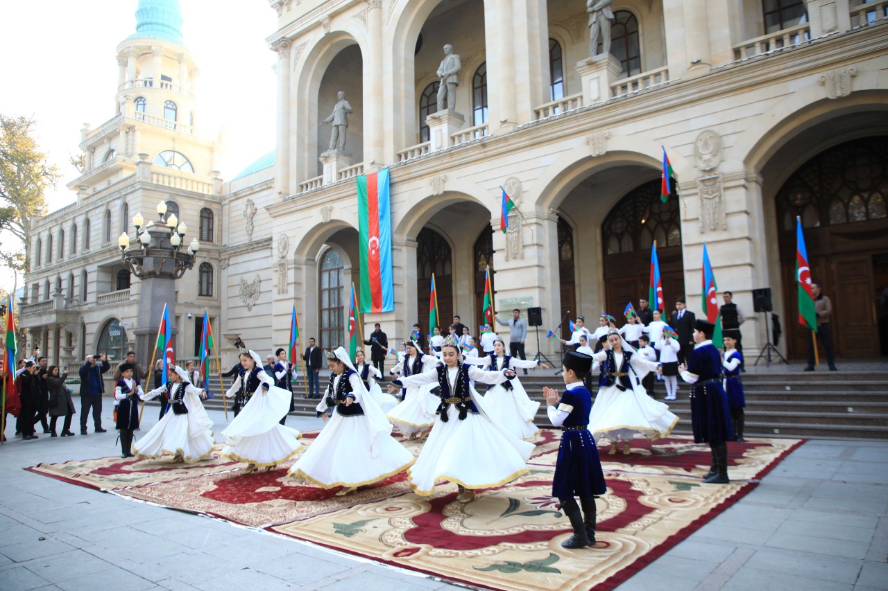 Gəncədə Dövlət Bayrağı Günü qeyd olunub - FOTOLAR