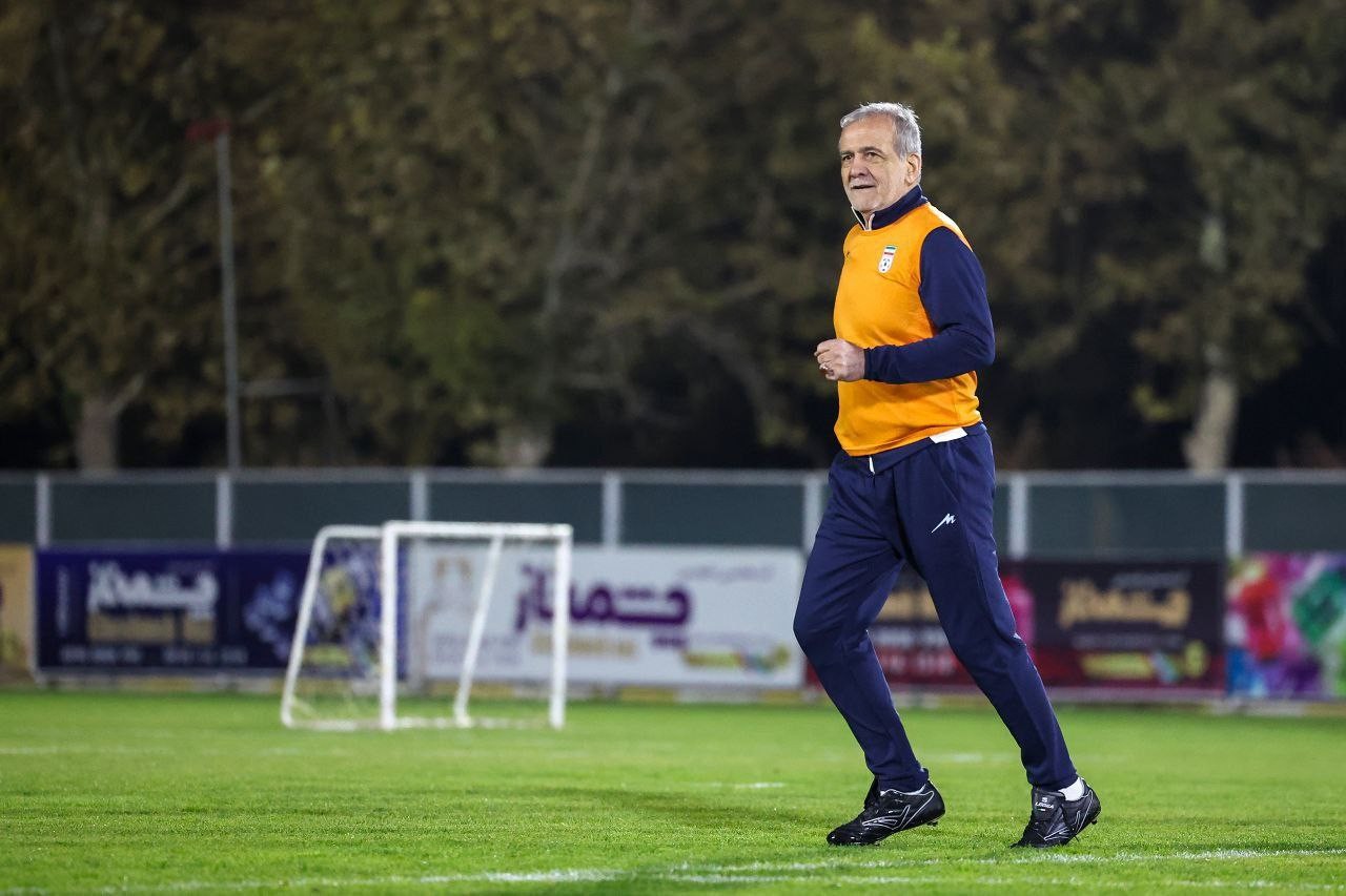 Pezeşkian futbol oynadı - FOTOLAR
