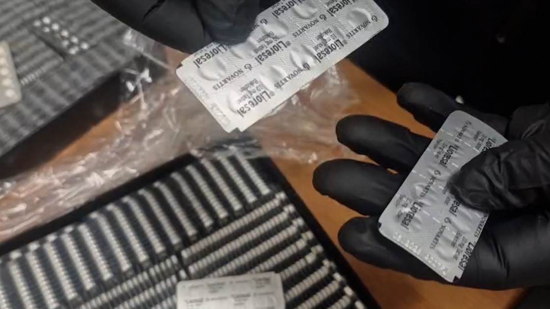 Şirniyyat qutularında dərman keçirmək istədi - FOTO