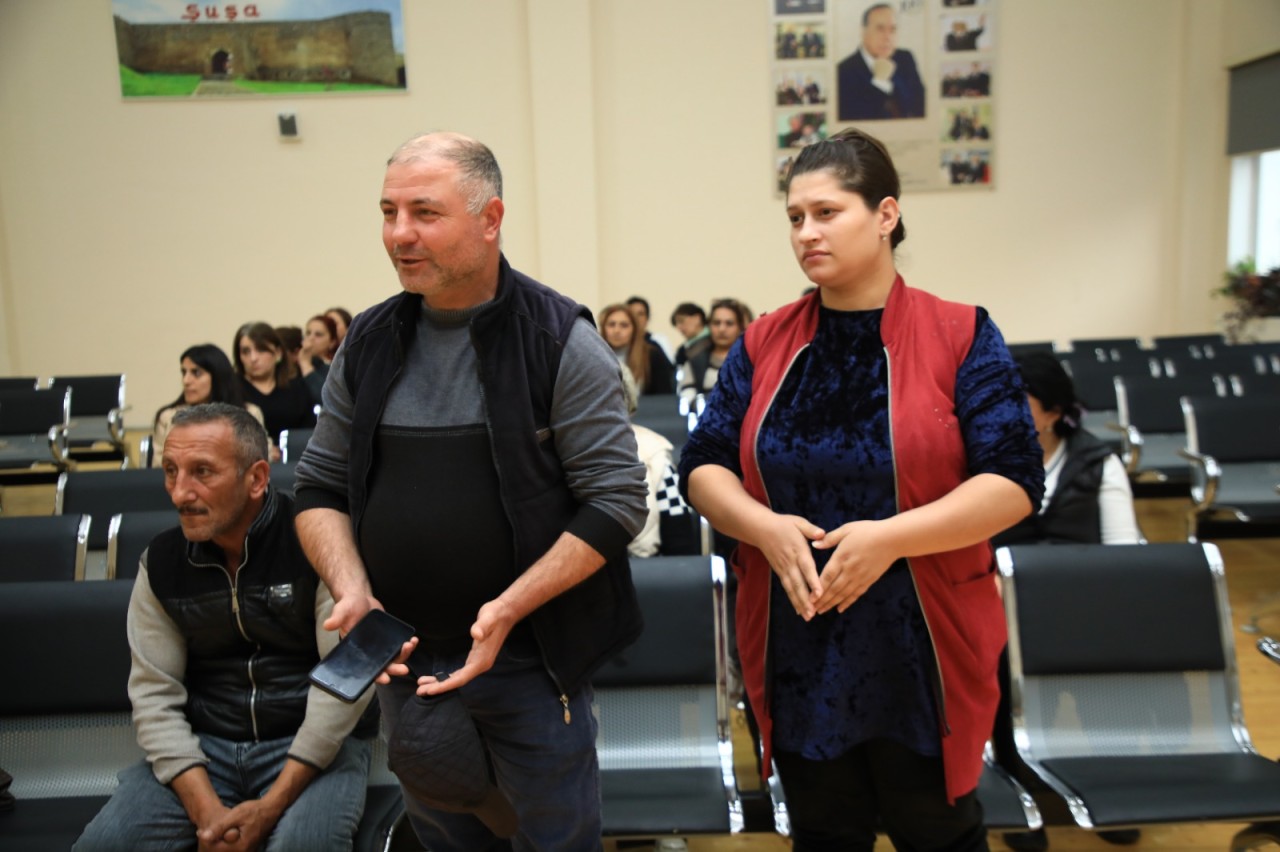 Niyazi Bayramov 10 nömrəli tam orta məktəbdə vətəndaşlarla görüşüb - FOTOLAR