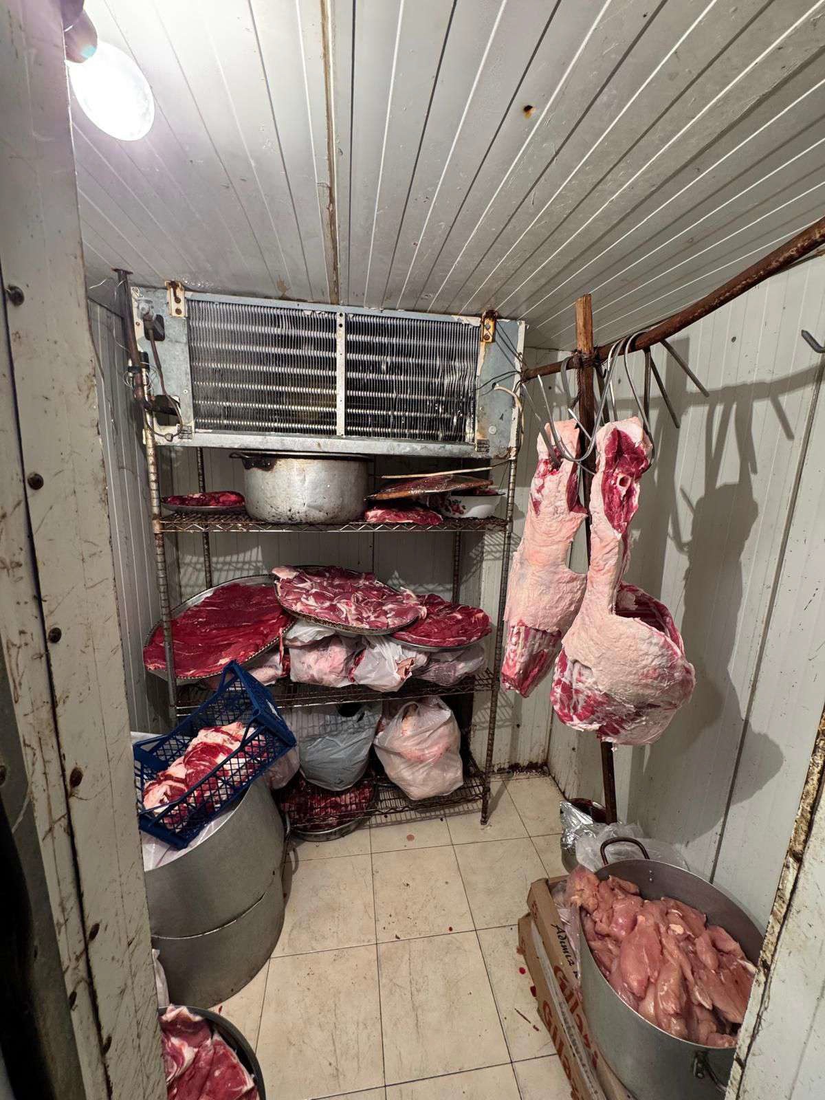 Dana əti adı ilə qonaqlara camış əti verilibmiş - “Aqat”da biabırçılıq (FOTOLAR)