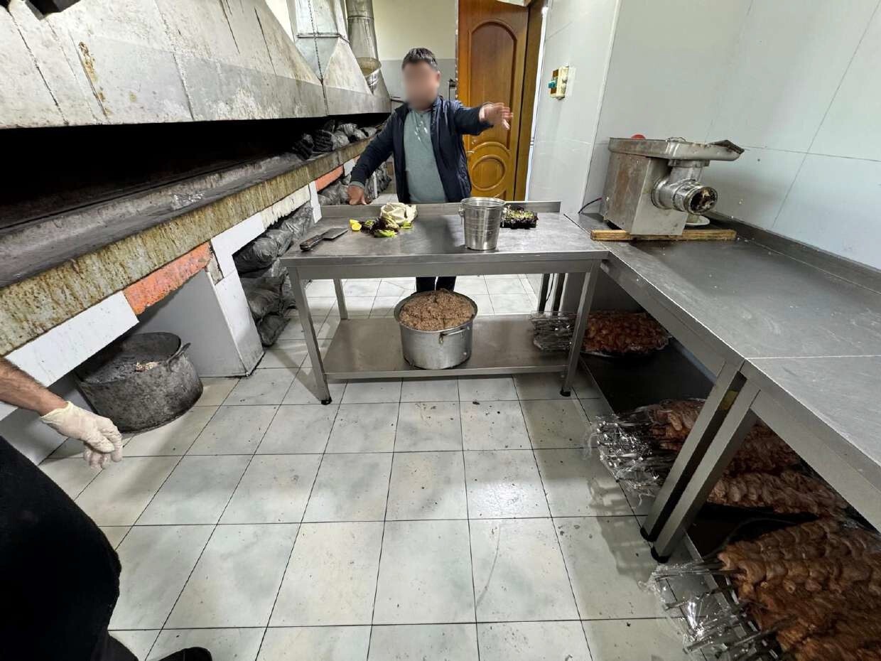 Dana əti adı ilə qonaqlara camış əti verilibmiş - “Aqat”da biabırçılıq (FOTOLAR)