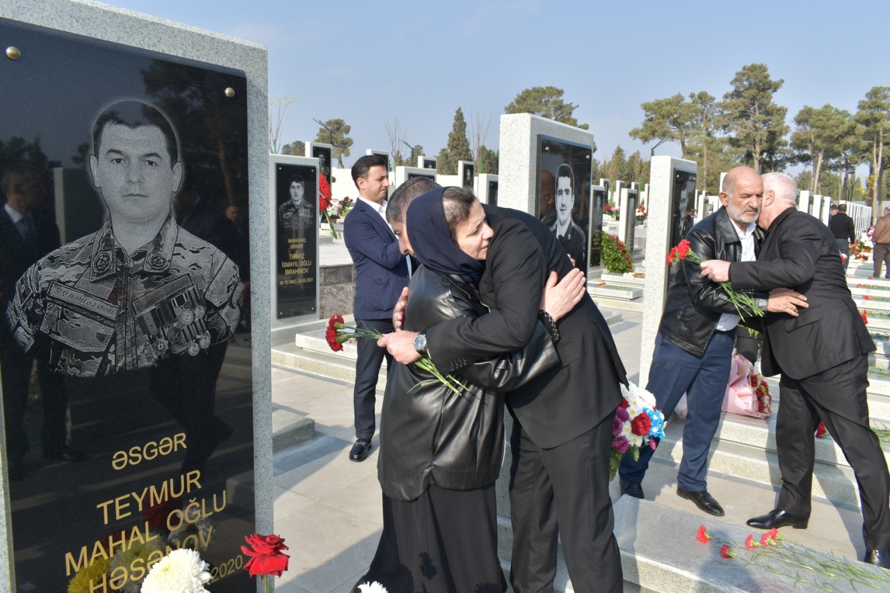 Yasamal ictimaiyyəti şəhidlərimizi yad edir - FOTOLAR
