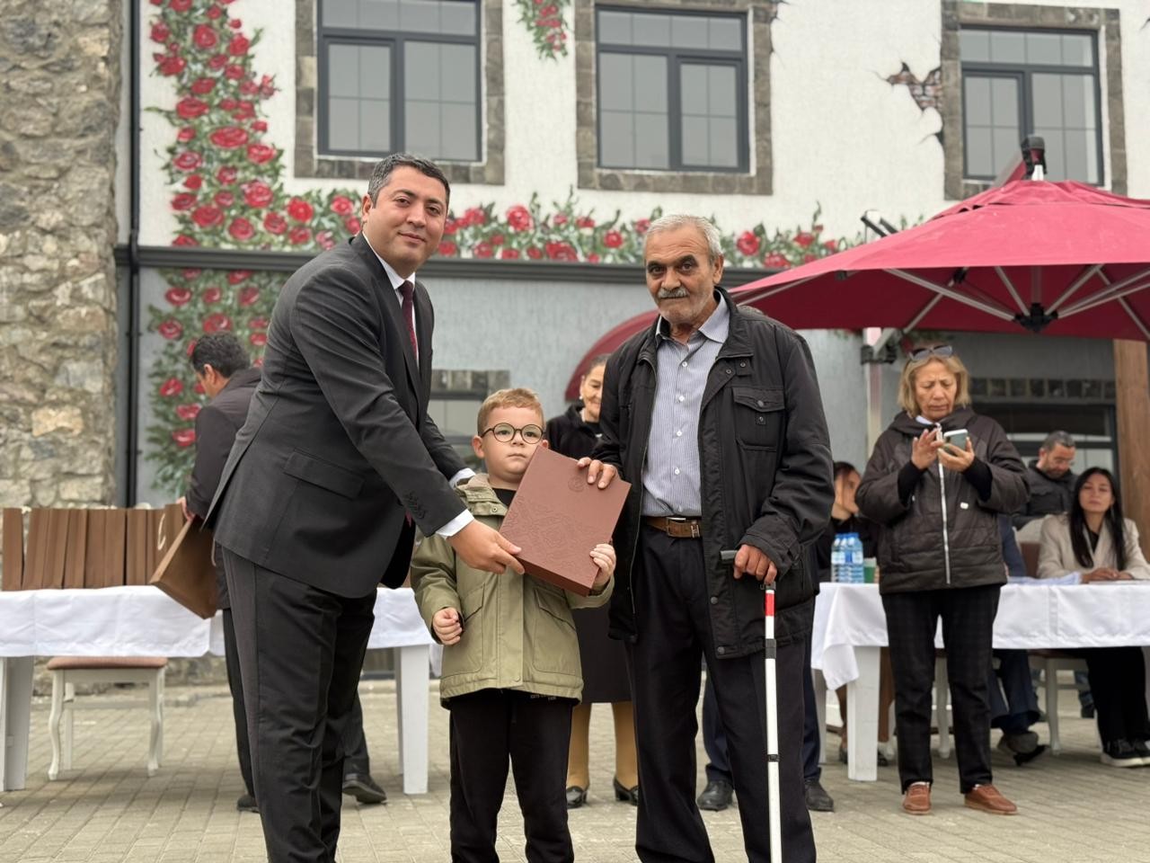 Köç karvanı Məmmədbəyliyə çatdı, açarlar təqdim edildi - YENİLƏNİB (FOTOLAR)