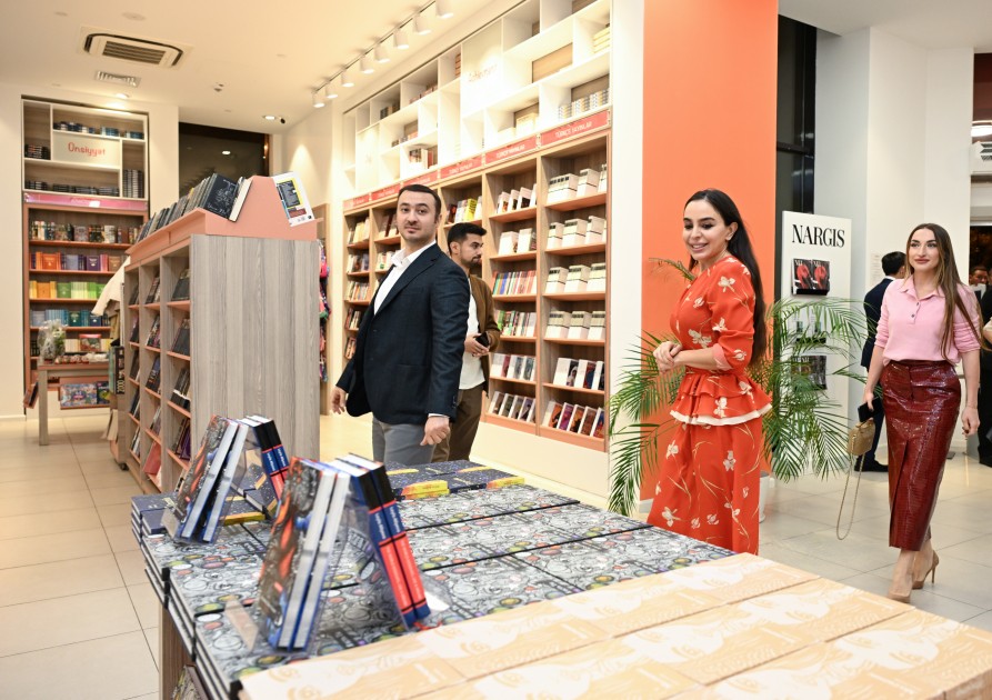 Prezidentin qızları və gəlini kitab təqdimatında - FOTOLAR