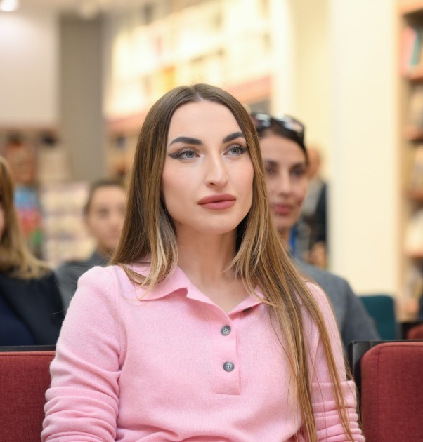 Prezidentin qızları və gəlini kitab təqdimatında - FOTOLAR