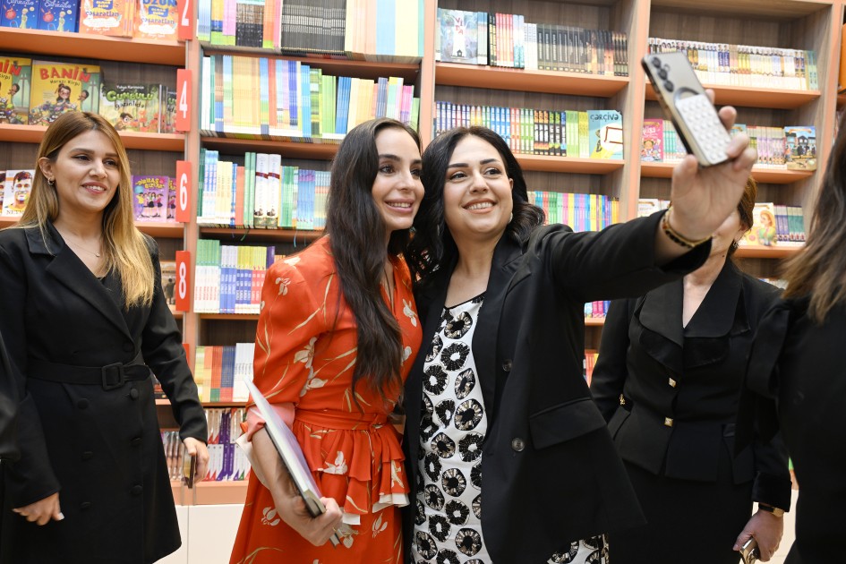 Prezidentin qızları və gəlini kitab təqdimatında - FOTOLAR