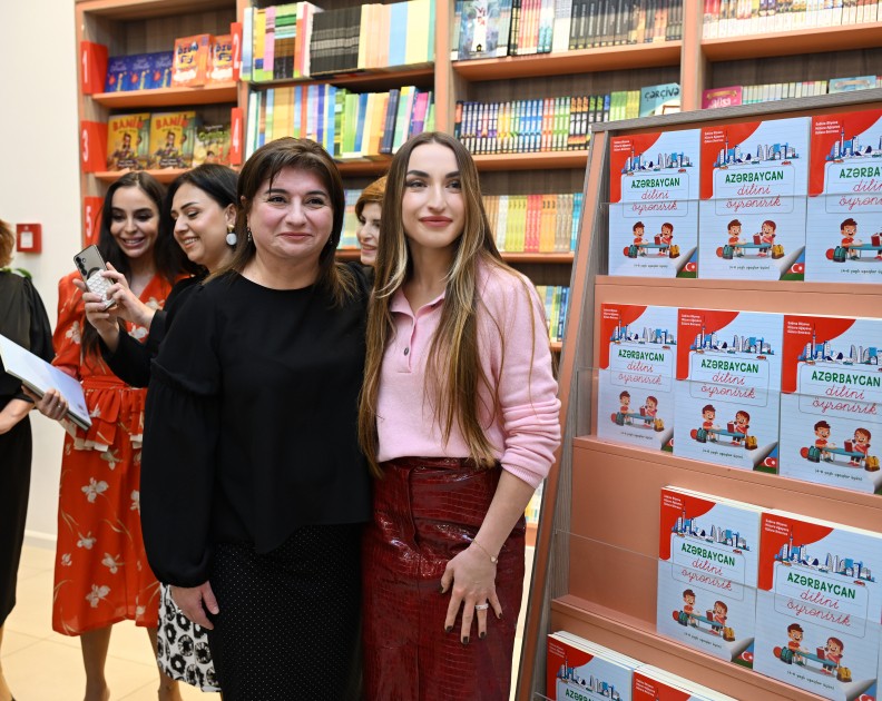 Prezidentin qızları və gəlini kitab təqdimatında - FOTOLAR