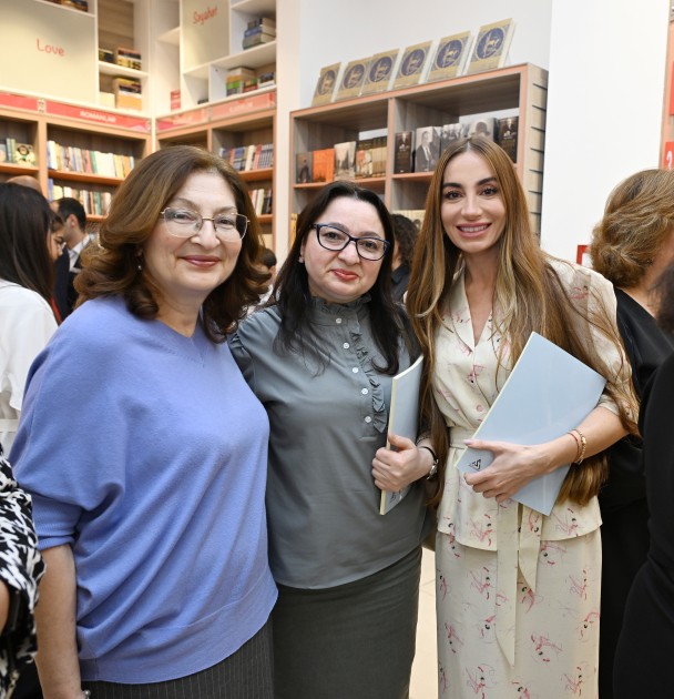 Prezidentin qızları və gəlini kitab təqdimatında - FOTOLAR
