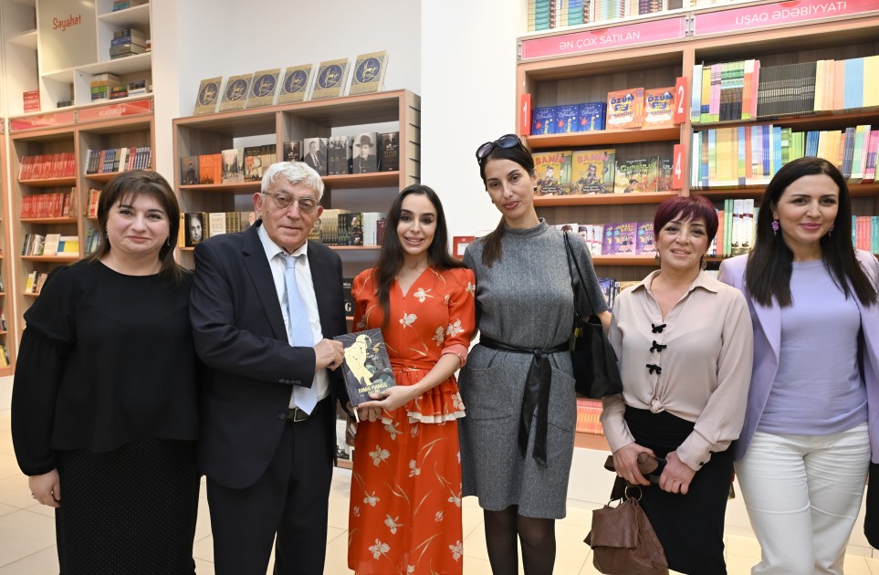 Prezidentin qızları və gəlini kitab təqdimatında - FOTOLAR