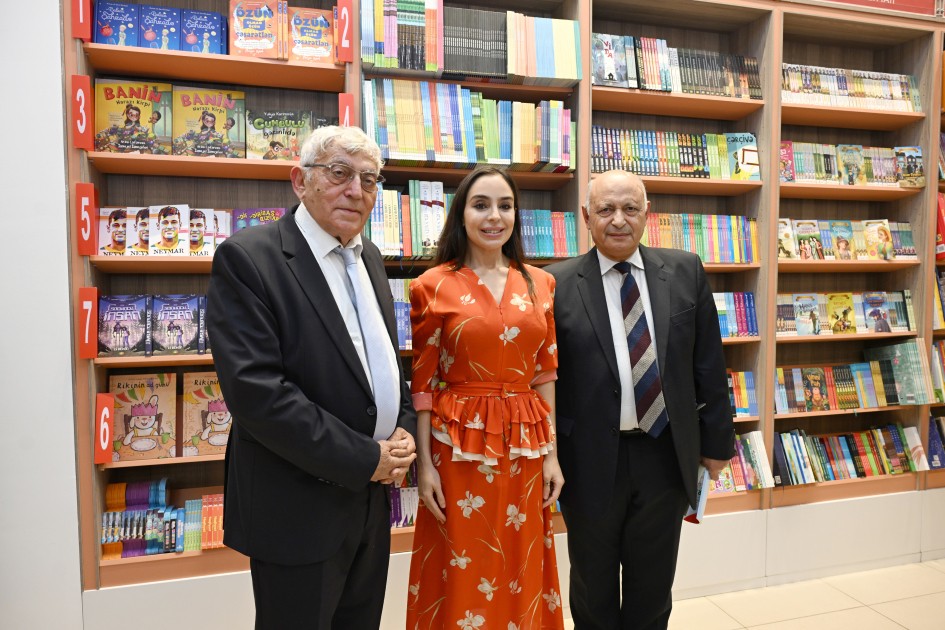 Prezidentin qızları və gəlini kitab təqdimatında - FOTOLAR