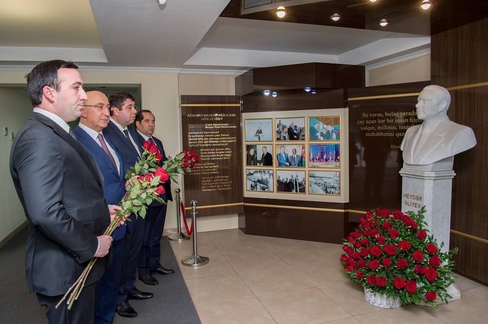 “Yeni Azərbaycan Partiyası: 33 illik milli və siyasi güc” adlı tədbir keçirilib - FOTOLAR