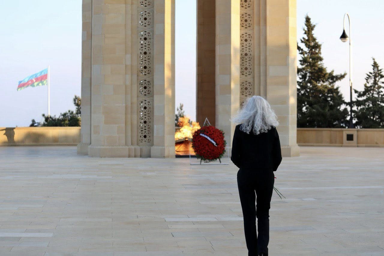 Allison Huker Şəhidlər xiyabanını ziyarət etdi - FOTOLAR