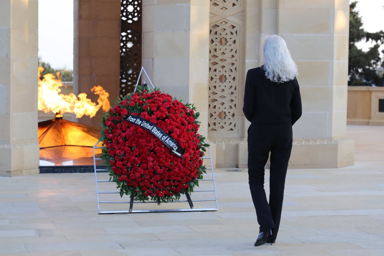 Allison Huker Şəhidlər xiyabanını ziyarət etdi - FOTOLAR