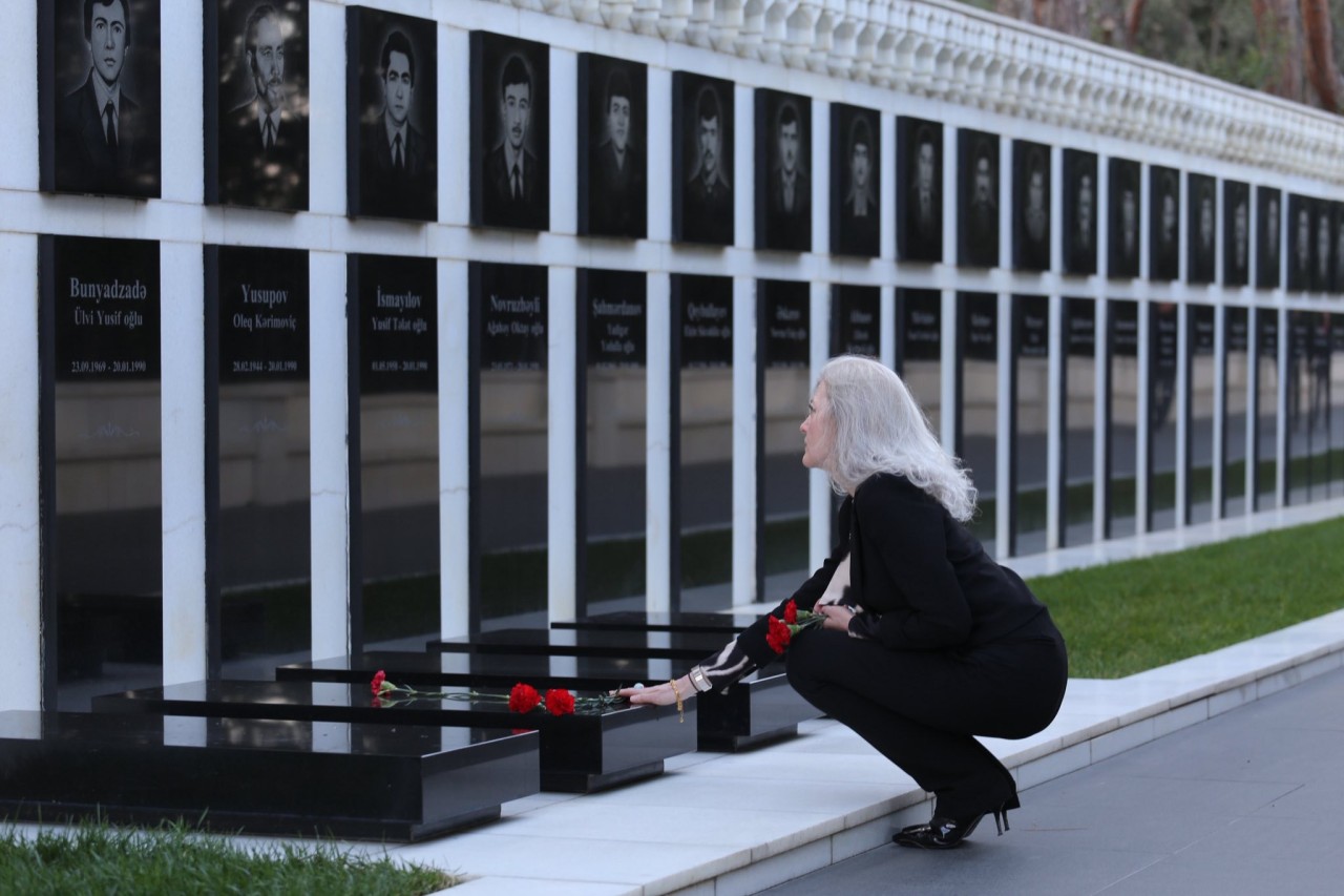 Allison Huker Şəhidlər xiyabanını ziyarət etdi - FOTOLAR