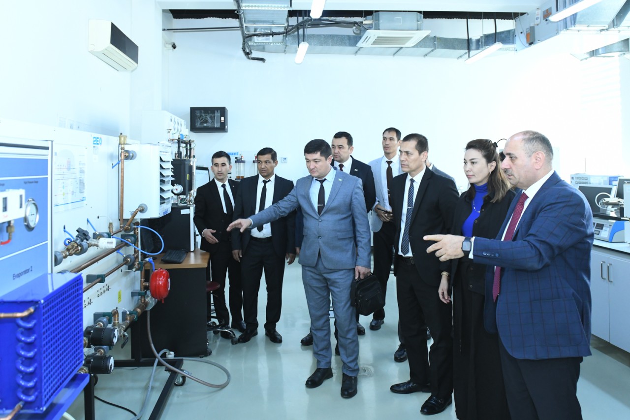 Özbəkistanlı qonaqlar BMU-nun texnoloji imkanları ilə tanış olublar - FOTOLAR