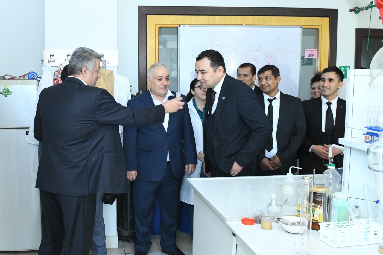 Özbəkistanlı qonaqlar BMU-nun texnoloji imkanları ilə tanış olublar - FOTOLAR