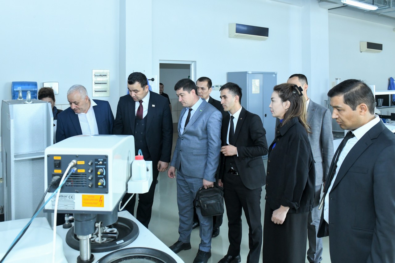Özbəkistanlı qonaqlar BMU-nun texnoloji imkanları ilə tanış olublar - FOTOLAR