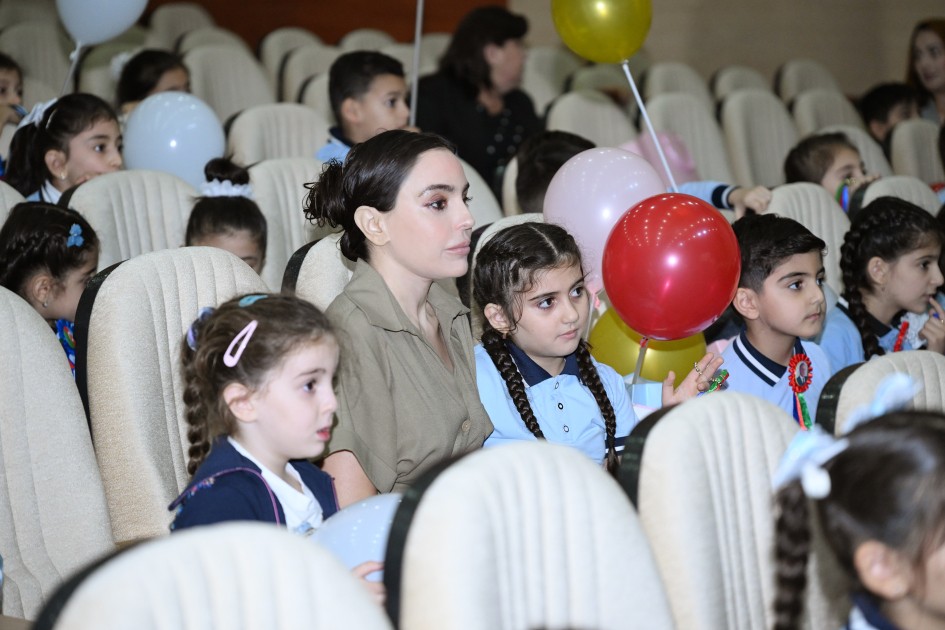 Leyla və Alena Əliyeva uşaqlarla film izlədilər - FOTOLAR