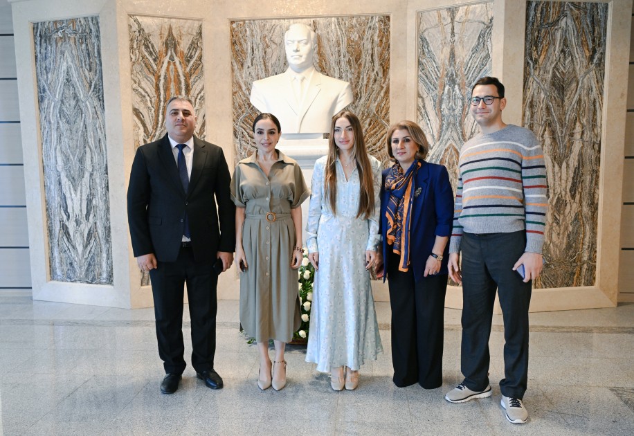 Leyla və Alena Əliyeva uşaqlarla film izlədilər - FOTOLAR