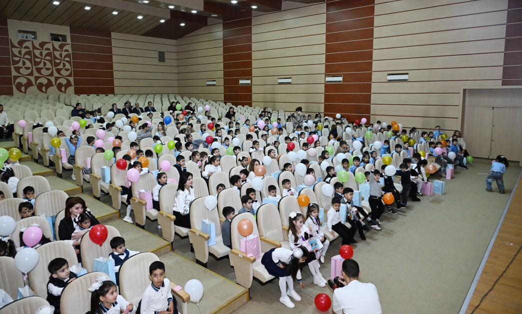 Leyla və Alena Əliyeva uşaqlarla film izlədilər - FOTOLAR