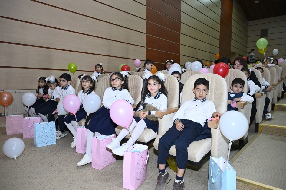 Leyla və Alena Əliyeva uşaqlarla film izlədilər - FOTOLAR