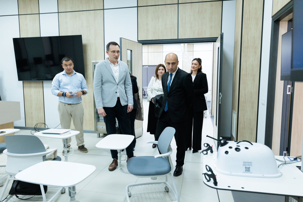 Emin Əmrullayev Mərkəzi Asiya Universitetinin rəhbər heyəti və QS prezidenti ilə görüşdü - FOTOLAR