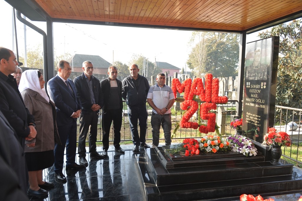 İcra başçısı şəhidin anım günündə iştirak edib - FOTOLAR