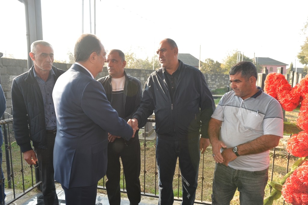 İcra başçısı şəhidin anım günündə iştirak edib - FOTOLAR