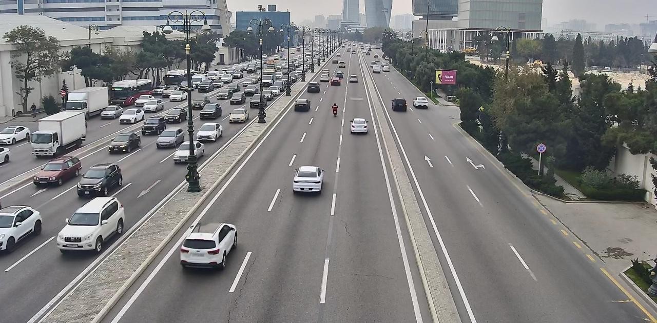 Bakıda yük avtomobili yanır - FOTOLAR