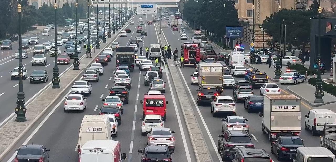 Bakıda yük avtomobili yanır - FOTOLAR